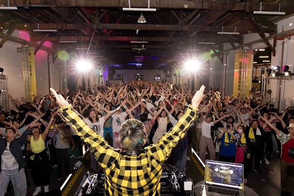 大家聽到經典名曲〈Y.M.C.A.〉，全場沸騰啦！一起比起經典手勢！（圖片來源：易志強攝影工作室） 