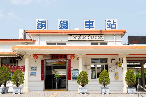 當地人對門聯的重視，從銅鑼車站門口的一幅對聯可見一斑。上聯「銅鑼聲響扶老攜幼坐火車」，下聯「銅站迎春歡天喜地會親友」，橫批「銅鑼車站」。（圖片來源：葉琳喬攝）