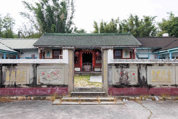 根據客家文化資產數位網，惇敘堂為傳統一堂雙橫屋前帶風水池之客家伙房建築。（圖片來源：葉琳喬攝）