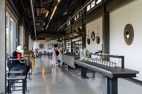 銅鑼茶廠空間寬敞舒適。（圖片來源：葉琳喬攝）