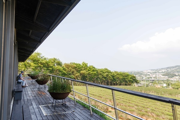 銅鑼茶廠露台。（圖片來源：葉琳喬攝）