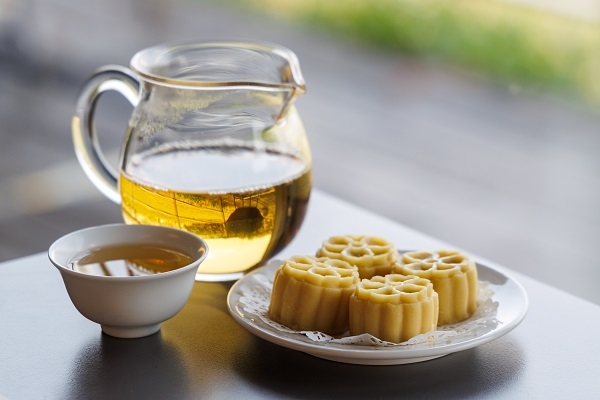 夏日炎炎，在銅鑼茶廠吹冷氣、吃茶點、賞美景不啻為一樁賞心樂事。（圖片來源：葉琳喬攝）