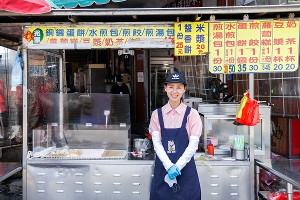 在地人氣店家銅鑼蛋餅收攤之際，《50+》和店員聊天。我們拜託她取下口罩，拿出相機拍下她動人的笑容，也替旅途留下回憶。（圖片來源：葉琳喬攝）
