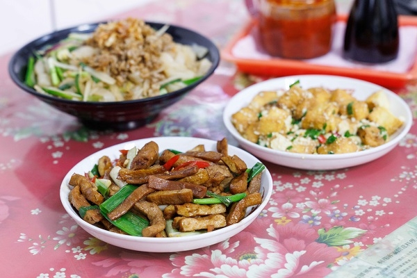 經典客家料理「客家小炒」需要花點力氣咀嚼，不適合牙口不好者。圖為張記客家料理。（圖片來源：葉琳喬攝）