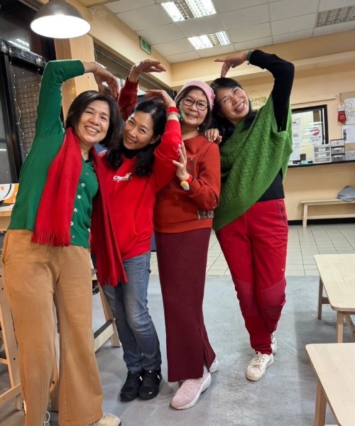 聖誕節時，張金英（右2）和同學約好以紅色和綠色當成dress code。（圖片來源：張金英） 