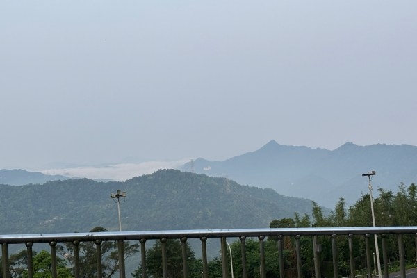 走在校園裡，看著層巒疊翠的山景，心情不知不覺開朗起來。（圖片來源：張金英） 