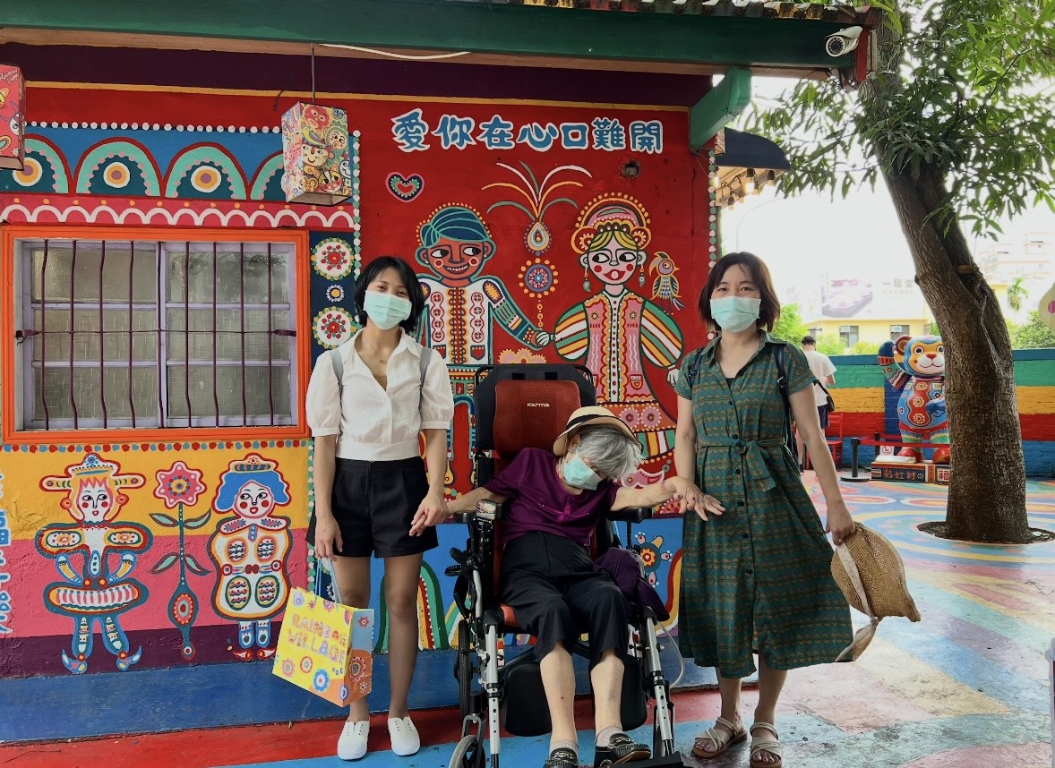 康美慧（右）認為，與其讓媽媽在病床上等待死亡，不如一起創造美好回憶。（圖片來源：康美慧）