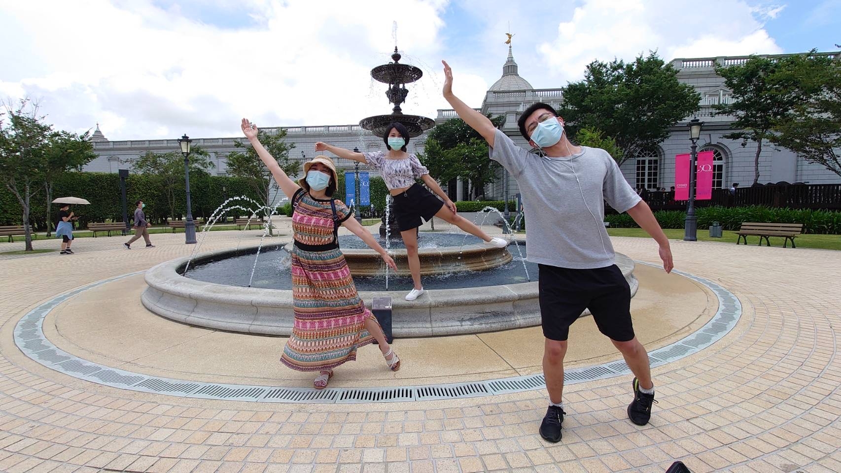 這趟畢業旅行的第4天，康美慧（左）、外籍看護（中）和外甥（右）來到台南奇美博物館，乾脆跟著音樂搞笑跳起舞，後來甚至帶著媽媽一起跳。