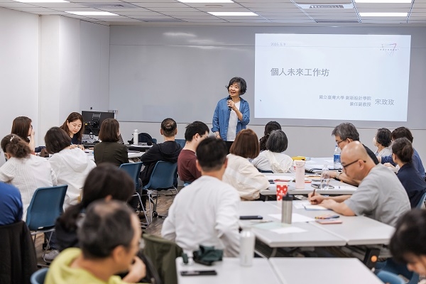 課程一開始，講師宋玫玫向學員說明未來思考以20年為跨度的原因。（圖片來源：孫百毅攝） 