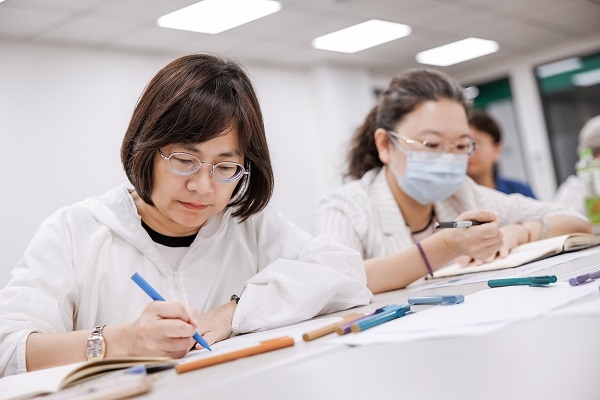 學員跟著講師引導，學習如何突破框架，想像出多元且寬廣的未來。（圖片來源：孫百毅攝） 