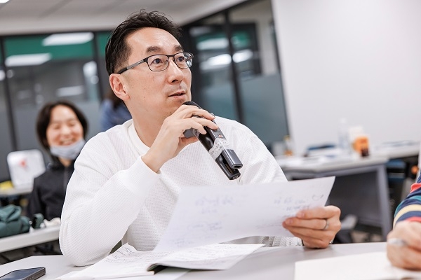 50+未來工作坊學員徐鴻欽十分欣賞以提問引導內省的授課方式。（圖片來源：孫百毅攝） 