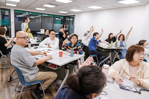 週六午後，32位學員齊聚一堂，共同參與50+學院舉辦的未來思考工作坊。（圖片來源：孫百毅攝） 