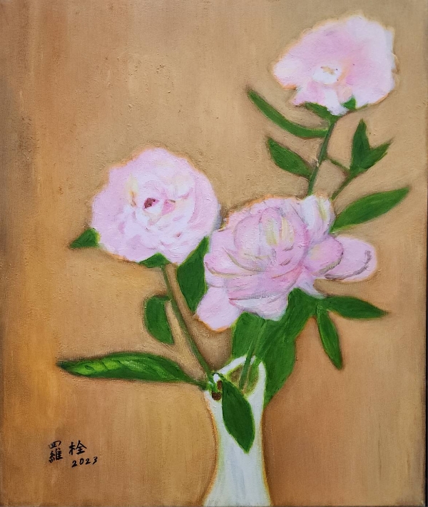 美麗的花朵在羅栓的畫筆下綻放。她喜歡畫花最美的狀態。（圖片來源：甘樂阿舍美術館） 