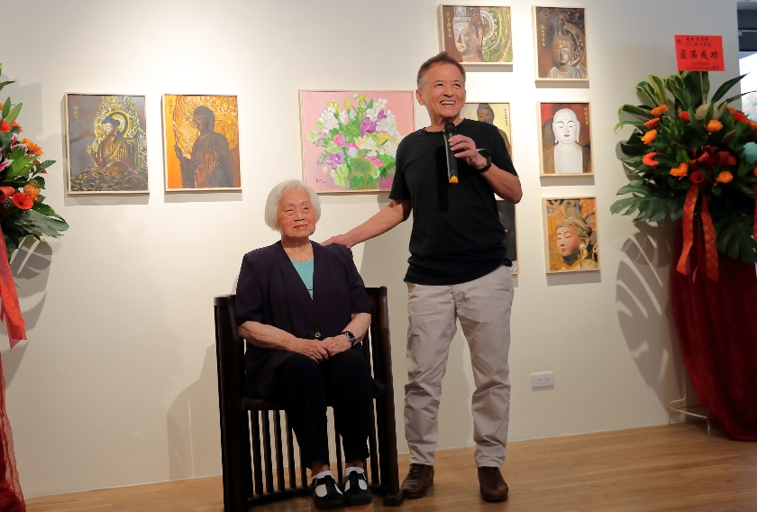 大兒子曾英棟是知名藝術家，但他不教媽媽作畫，希望羅栓自由發揮。（圖片來源：甘樂阿舍美術館）  
