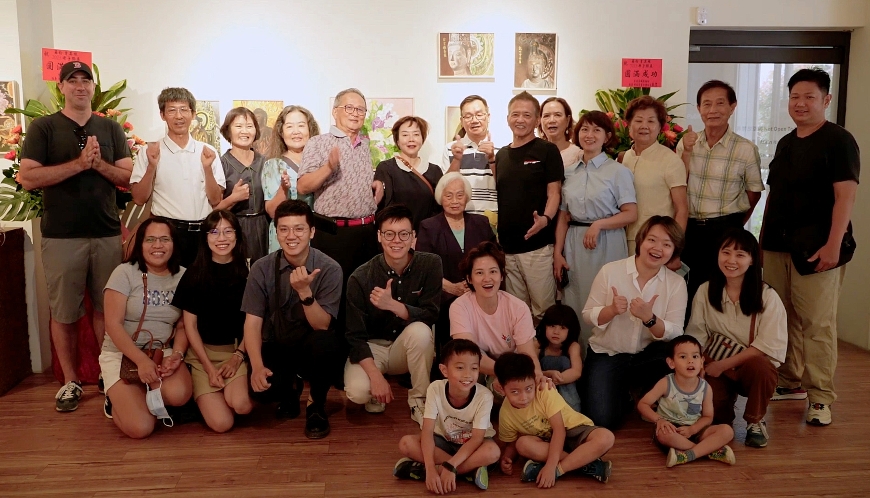 年輕時辛苦持家，如今開枝散葉。羅栓一家四代開心合影。（圖片來源：甘樂阿舍美術館） 