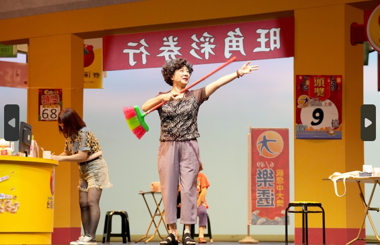 楊麗音在《人間條件八》凡人歌中飾演彩券行老闆娘。（圖片來源：綠光劇團）