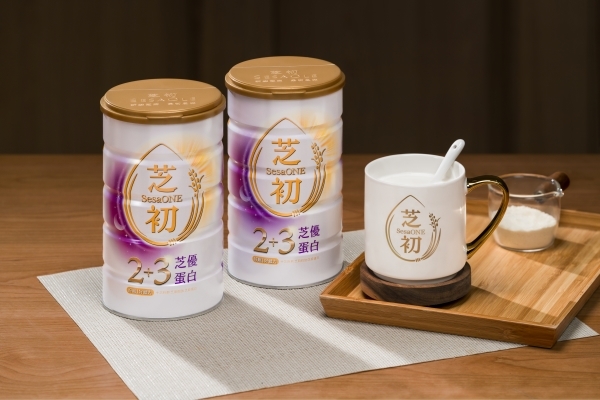 即沖即飲、溫和好吸收的「2+3芝優蛋白」，幫父母顧好白天的充沛體力，也守護夜晚的安穩入眠。（圖片來源：芝初）