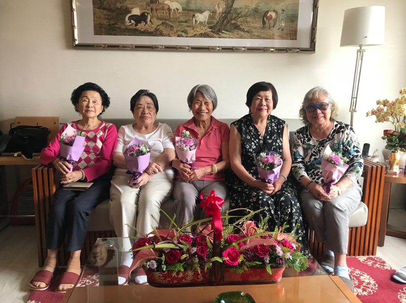 王雅倫的高中同學們不只感情好，她們的「媽媽們」也會一起聚會。圖為2021年母親節前夕，正中間者為王雅倫的媽媽。（圖片來源：王雅倫）