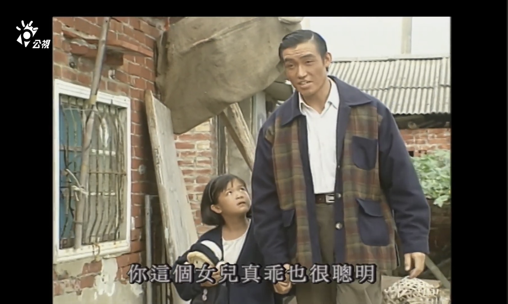 趙仲榮一家人都愛表演，女兒（左）小學時曾演出電視劇《鹽田兒女》。（圖片來源：截自YouTube）