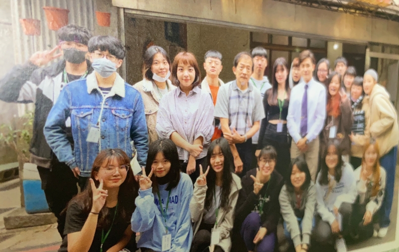 面對比自己年輕許多的學生劇組，趙仲榮不以長輩自居，誠心相待。（圖片來源：趙仲榮）