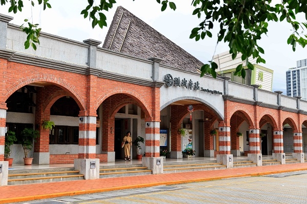 頭城車站外觀呼應龜山島意象，拱形立面延續早期商店街特色，與頭城老街風貌相互呼應。（圖片來源：葉琳喬攝） 