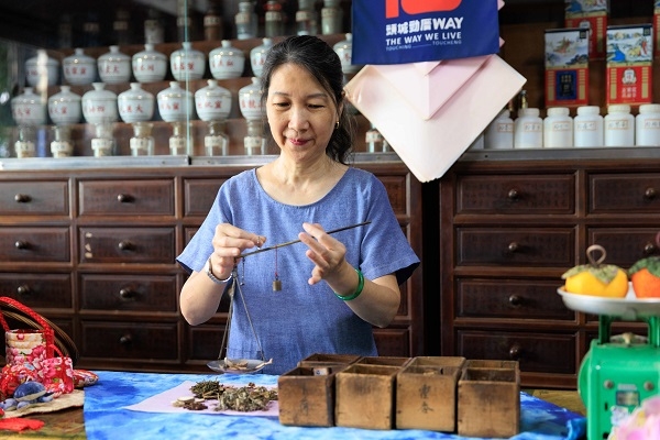 德安堂中藥房老闆娘賴淑真示範中藥防蚊香包體驗過程，不忘叮嚀：「裡面有8種藥材，要是帶回家氣味淡了，拿去太陽下曬一曬，香氣就又回來了。」（圖片來源：葉琳喬攝） 