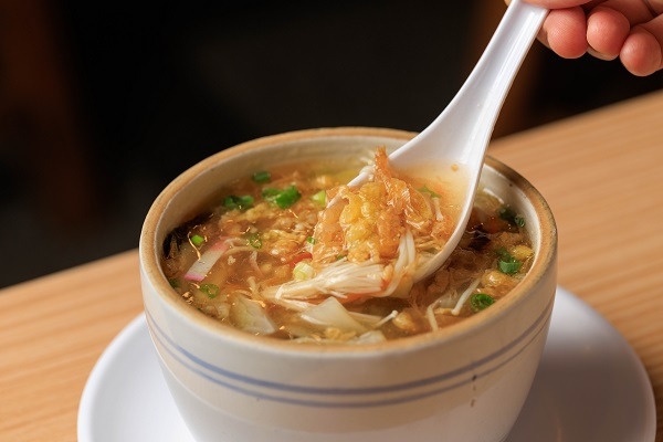 西魯肉料多味鮮，小小一碗盛滿大白菜、高湯與蛋酥交融出的豐美滋味。（圖片來源：葉琳喬攝） 
