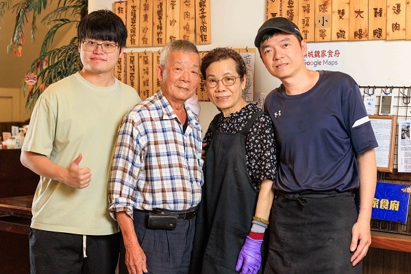 魏順吉（左2）和太太、兒子（右）、孫子（左）合照，一家3代同心協力打拚。（圖片來源：葉琳喬攝） 