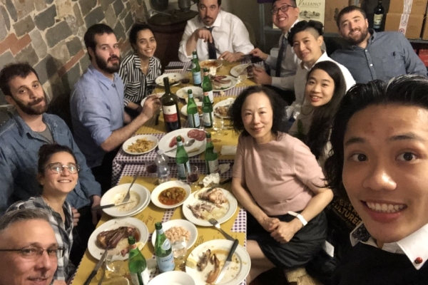 有夢想就去實踐，讓羅勻吟（右邊穿粉色衣服者）50歲後的人生持續閃耀。（圖片來源：羅勻吟）