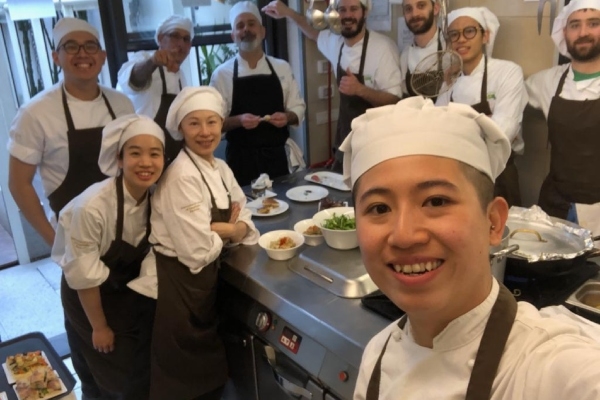 把自己歸零，順利讓羅勻吟（左二）順利和同學打成一片，學習成效也提升了。（圖片來源：羅勻吟） 
