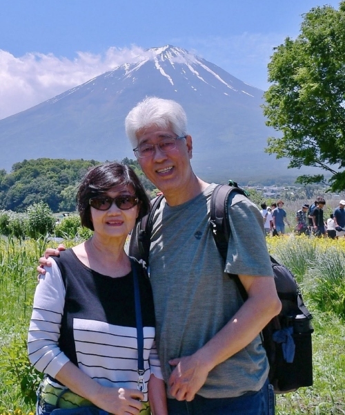 引進專業照顧資源，讓Denny夫婦得以在長照路上適時喘息。趁著妹妹自美返台探親，他放心放下照顧重擔，與女兒、女婿及外孫女共赴日本，實現難得的三代同堂富士山之旅。（圖片來源：Denny） 