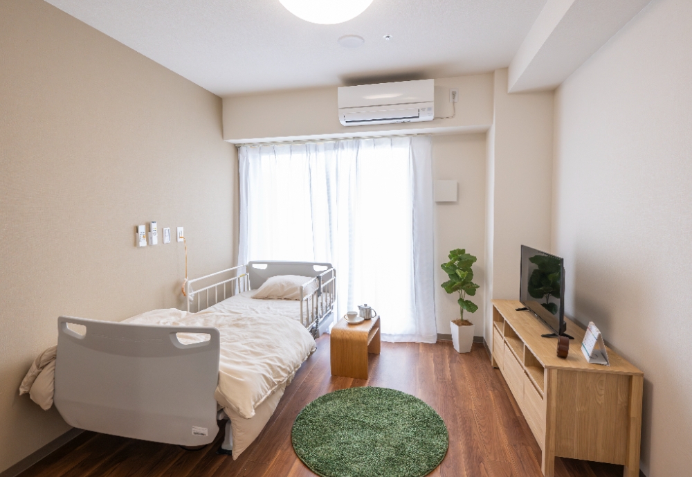 學研的附服務型高齡住宅房型並非依照「是否需要長照」區分，純粹依照個人喜好選擇。此為最小房型示意圖，適合一人居住。（圖片來源：學研Cocofump）