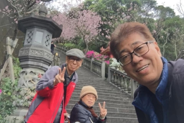 Denny（右）2019年帶著爸媽去賞櫻。（圖片來源：Denny） 
