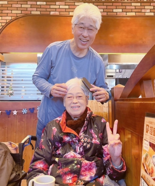 2025年12月，Denny幫母親梳頭，媽媽樂開懷。（圖片來源：Denny） 