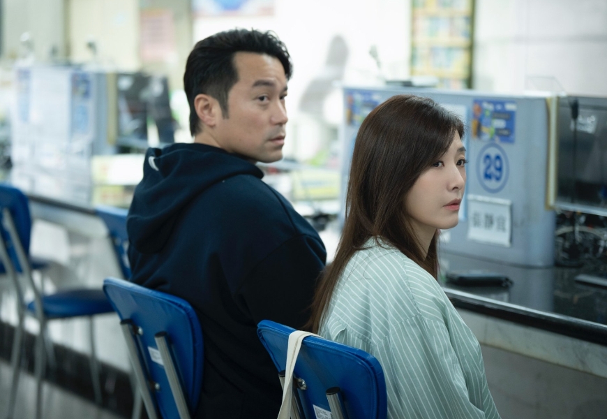 蘇慧倫和張孝全在《欠妳的那場婚禮》，扮演一對從青梅竹馬走向關係觸礁的中年夫妻。（圖片來源：公視）