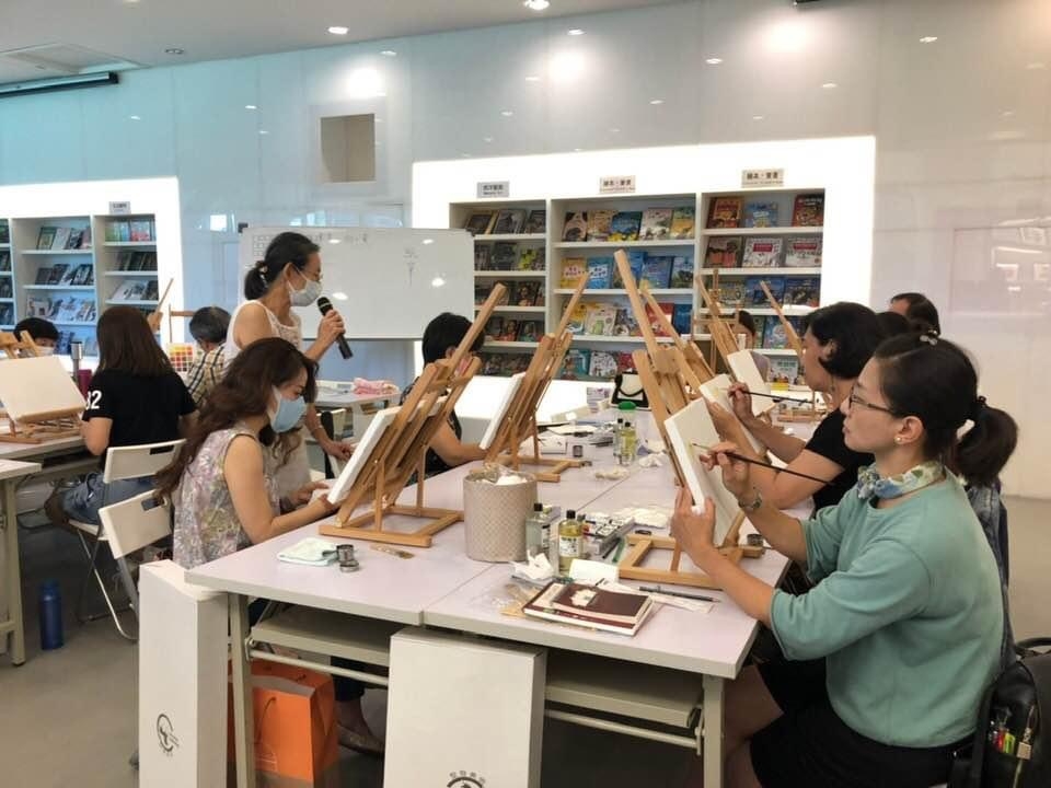 盧博瑛現在從事繪畫教學，學生中不乏中年族群。（圖片來源：盧博瑛）