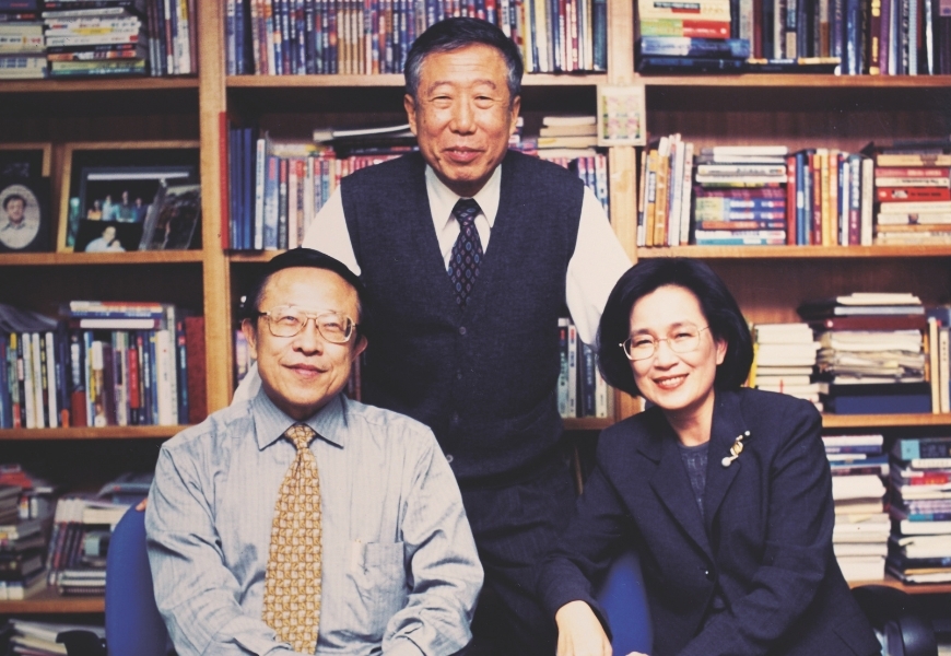 1982年高希均（左）與王力行（右）創辦天下文化出版公司。1986年，2人則與張作錦（中）再創辦《遠見雜誌》。3個中年人當初的一股熱血，迄今已出版超過四千本書與無數重要國際現場報導，引領台灣思潮。（圖片來源：《高希均回憶錄》）