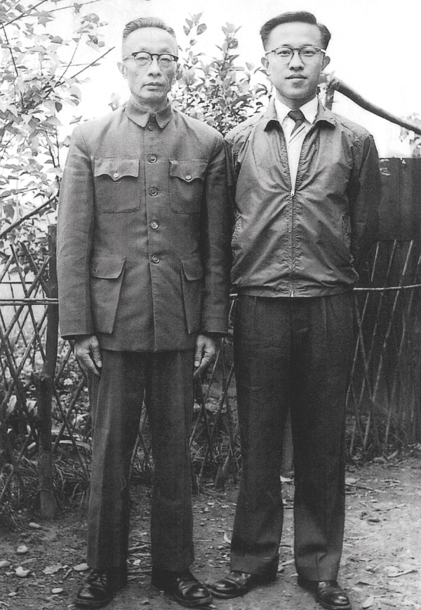 1959年9月，赴美求學前，與父親合照於南港眷村。（圖片來源：《高希均回憶錄》）