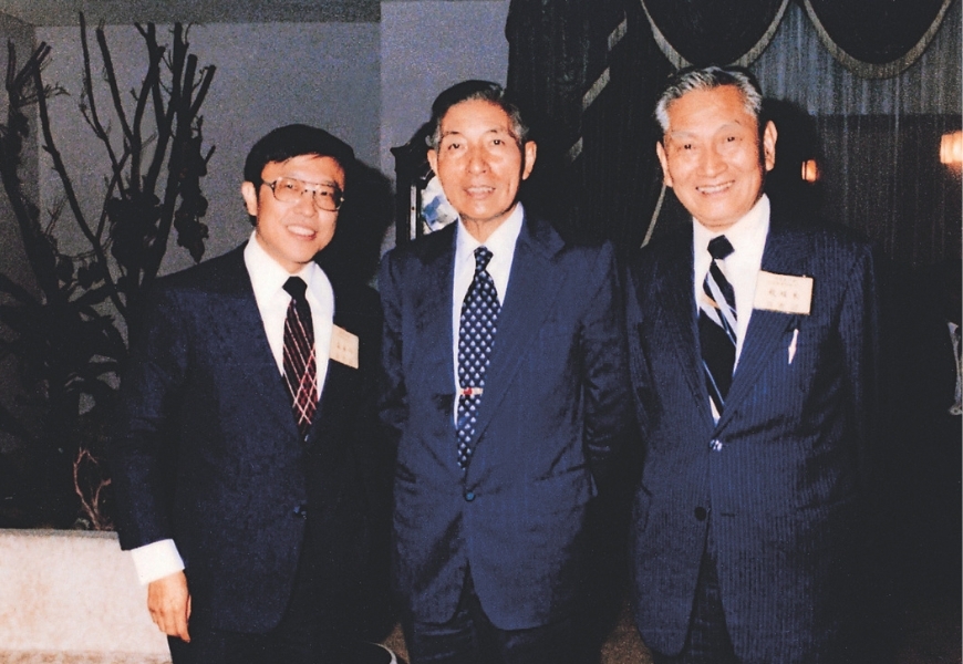 1981年8月，高希均（左）與李國鼎（中）及趙耀東（右）合影於王永慶董事長寓所。經濟發展與生活品質提升，是他們所熱切關心討論的議題。（圖片來源：《高希均回憶錄》）