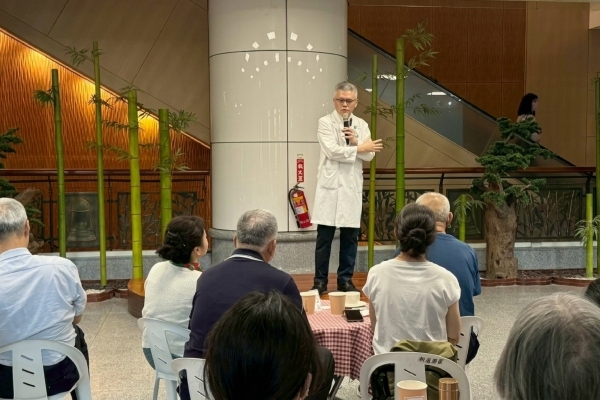 常佑康醫師於新店靜思書軒分享預立醫療照護諮商經驗，並推薦5本生命工具書。（圖片來源：常佑康） 