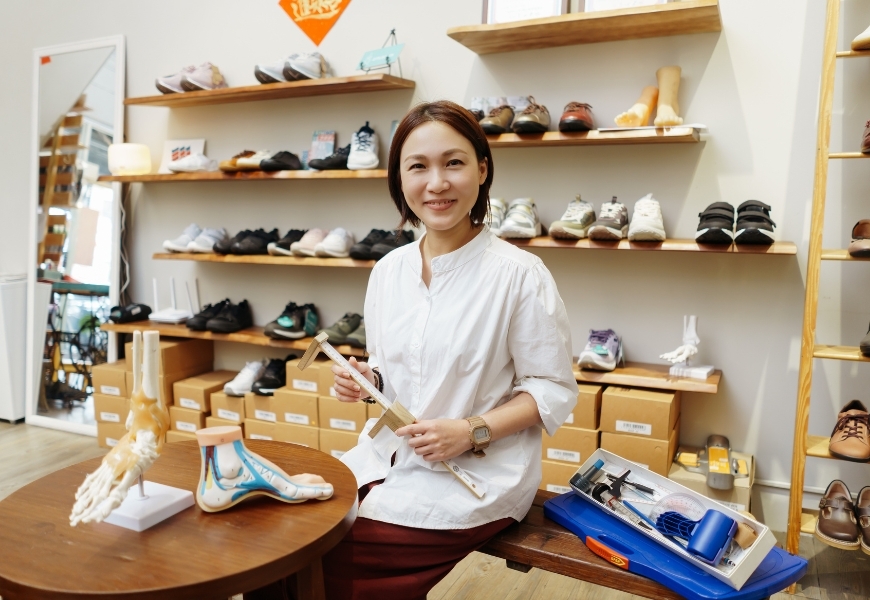 張婷婷分享，選鞋師服務客人的第一步就是要做足部檢測，透過各種數據，選鞋師才能給出最精準的建議。（圖片來源：影巷26號攝）