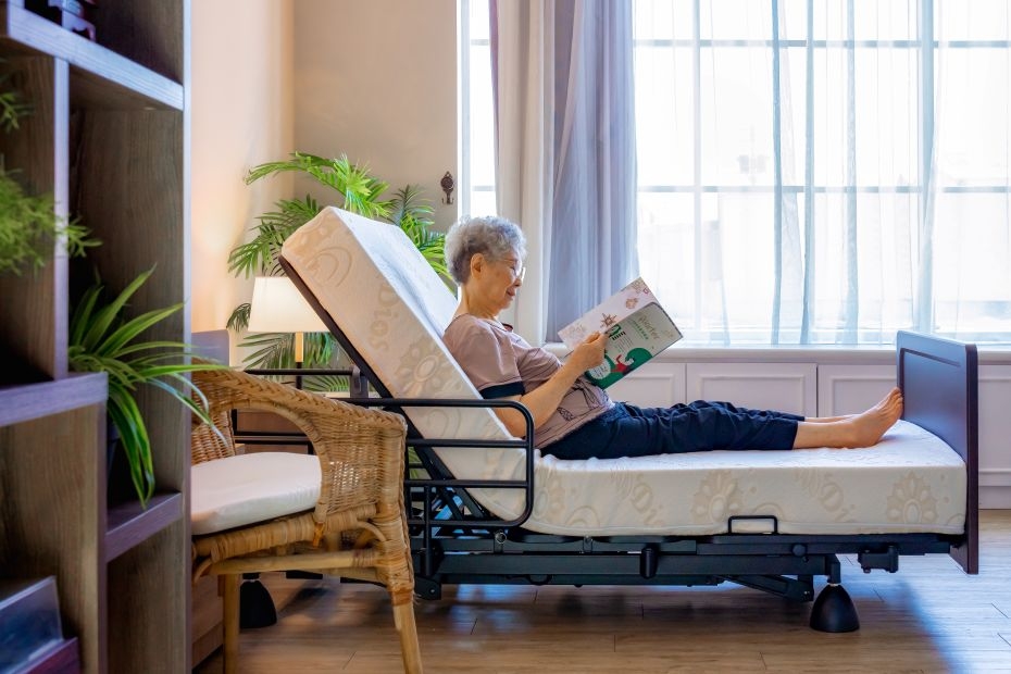 透過電動調整背部角度，長輩也能自在坐起閱讀、休息，在日常中保有更多自主。