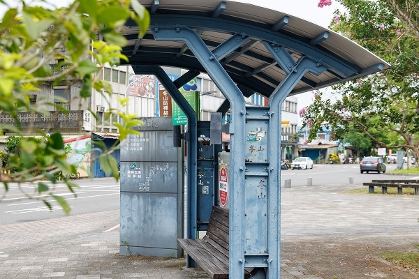 冬山車站外，設有多處椅子可供歇腳。（圖片來源：葉琳喬攝） 