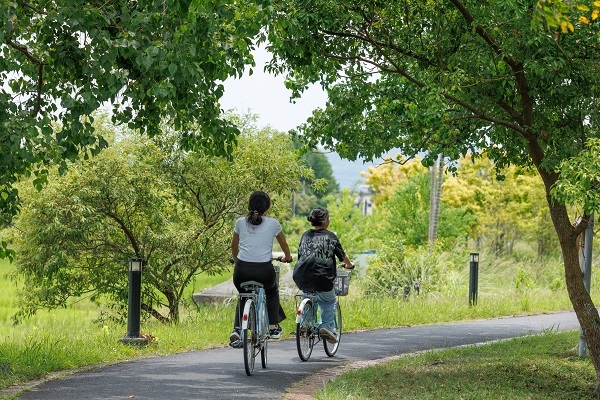 冬山車站對面可租自行車。沿著冬山河環線自行車道騎行，心情漸漸放鬆下來。（圖片來源：葉琳喬攝） 