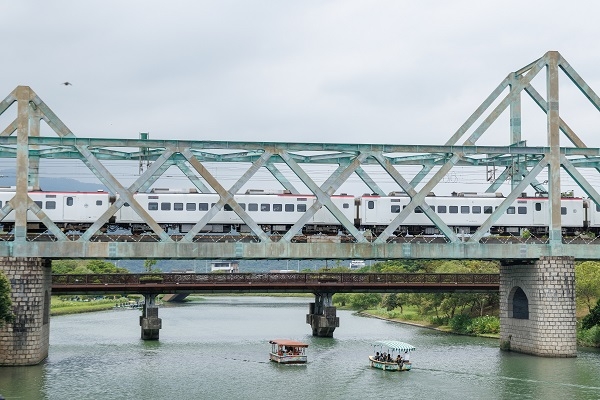 小船穿越鐵橋之際，火車正好通過，此時按下快門，正好捕捉住精彩瞬間。（圖片來源：葉琳喬攝） 