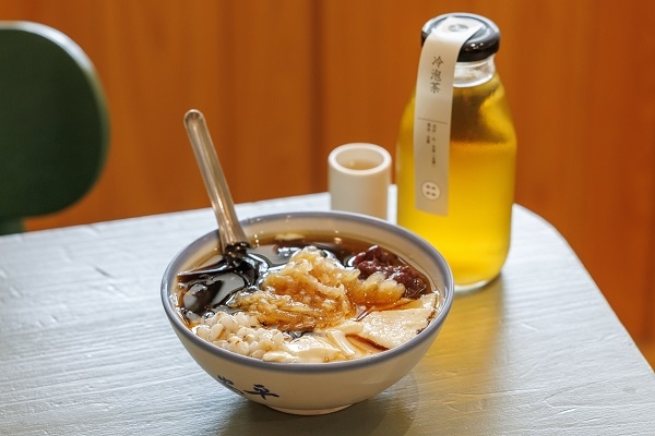 綿密的豆花，是夏日裡的一帖清涼配方。圖為「市場豆花」正常碗，每份60元。（圖片來源：葉琳喬攝） 