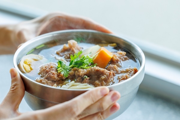 冬山市場2樓目前僅零星店家進駐，其中「正確排骨酥麵」是人氣店家。圖為「扛棒菜菜排骨酥麵」，每份150元。（圖片來源：葉琳喬攝） 