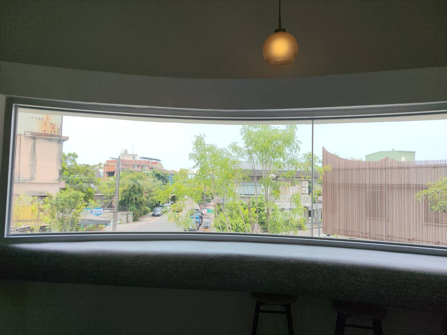 冬山市場2樓靠窗座位景色優美。（圖片來源：林芳如攝） 