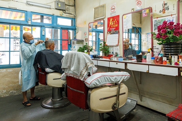 到老店剃頭、修面，對冬山男士來說，是維持儀容，也是享受。（圖片來源：葉琳喬攝） 