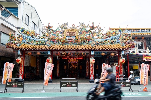 剃頭店前面不遠處是定安宮，旁邊的廟宇辦公處有飲水機和乾淨的廁所。（圖片來源：葉琳喬攝） 